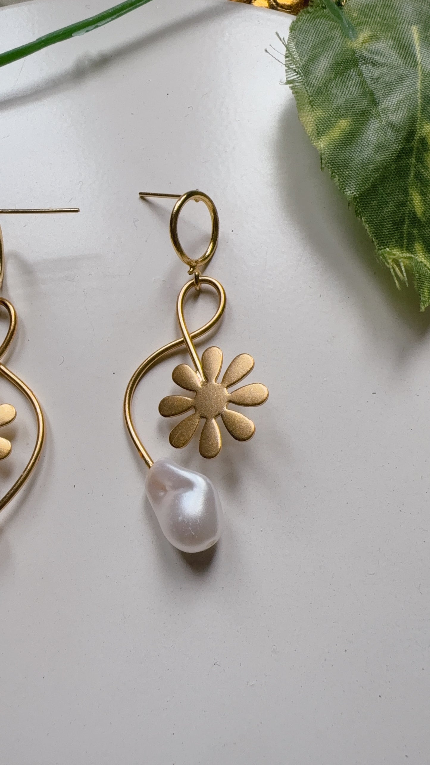 Daisy Curve Earrings