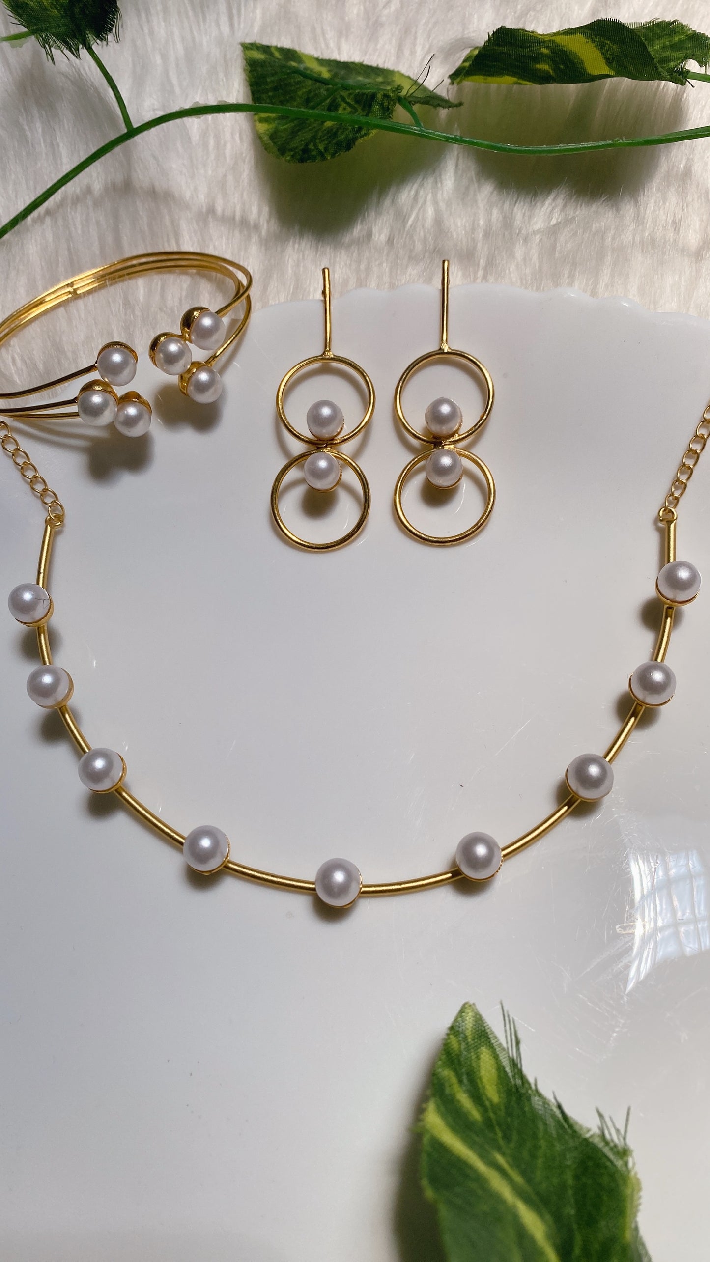 The pearl goddess Set