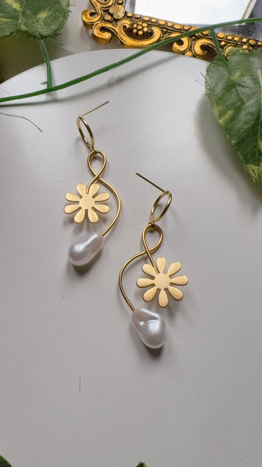 Daisy Curve Earrings