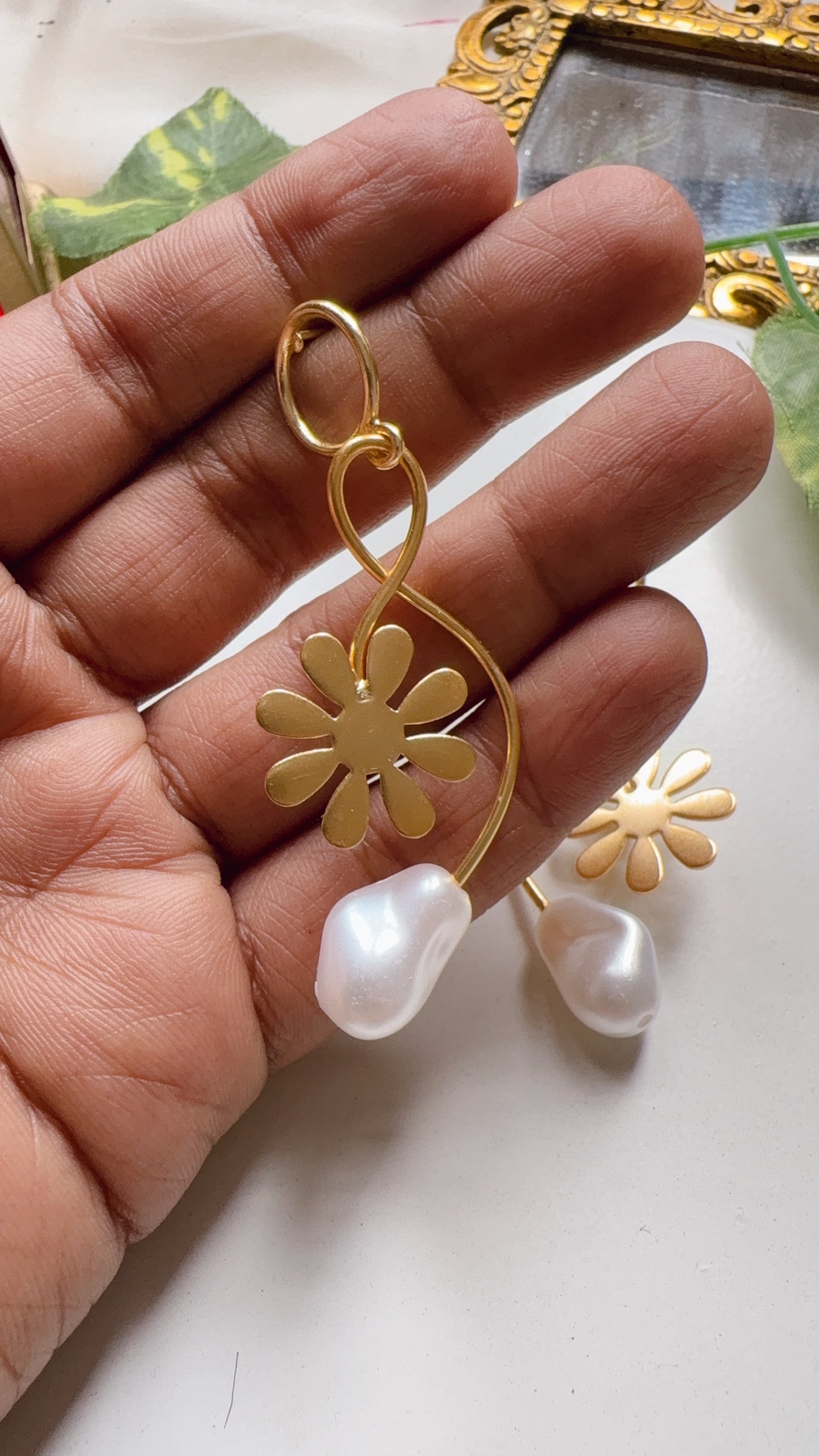 Daisy Curve Earrings