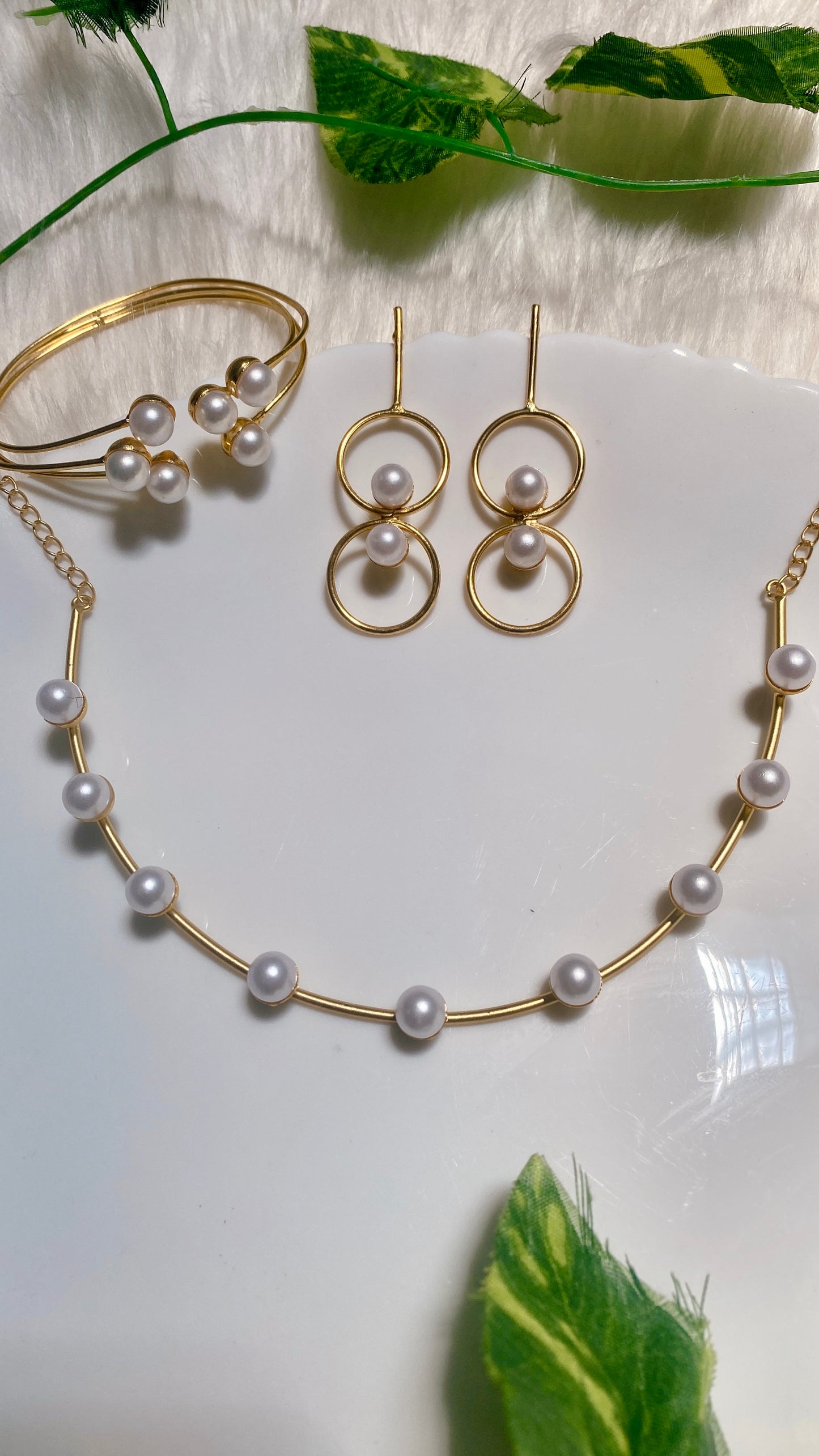 The pearl goddess Set