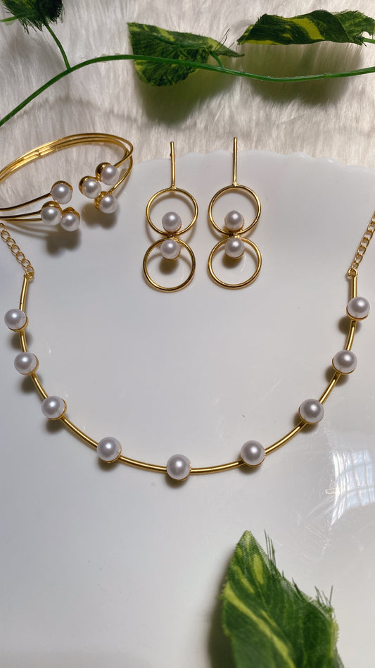 The pearl goddess Set