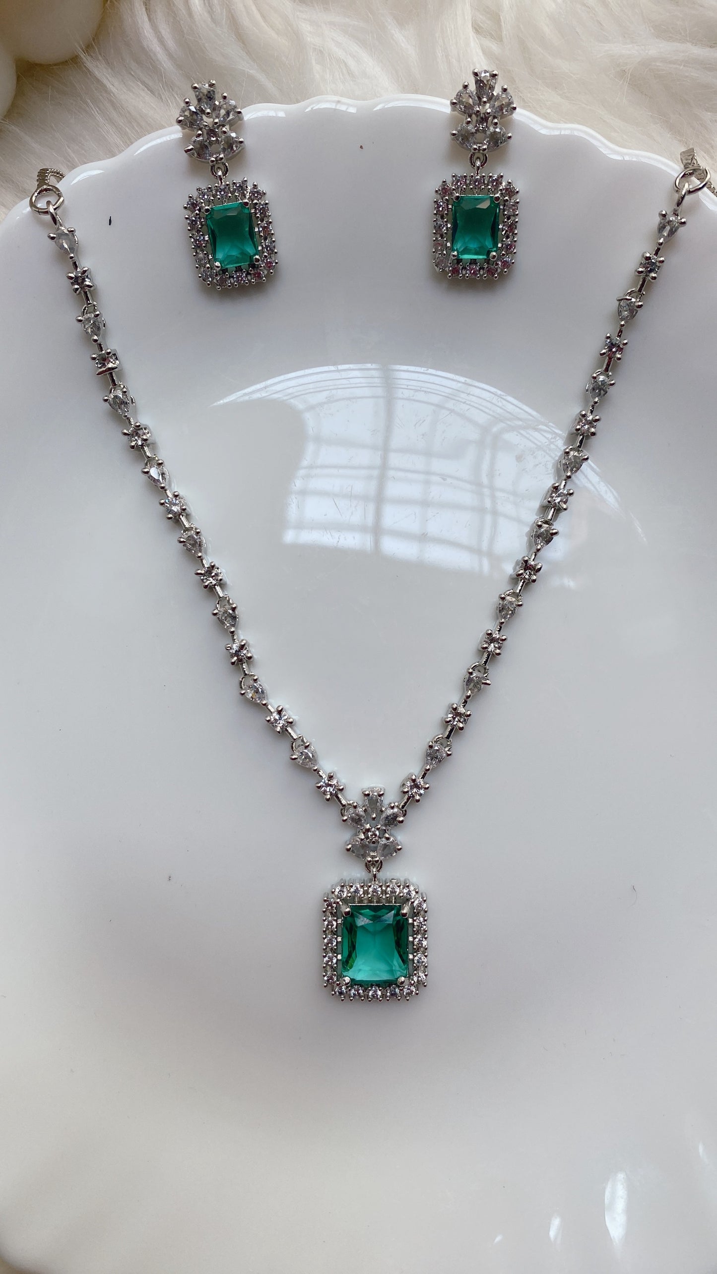 Green Regal Radiance Necklace Set