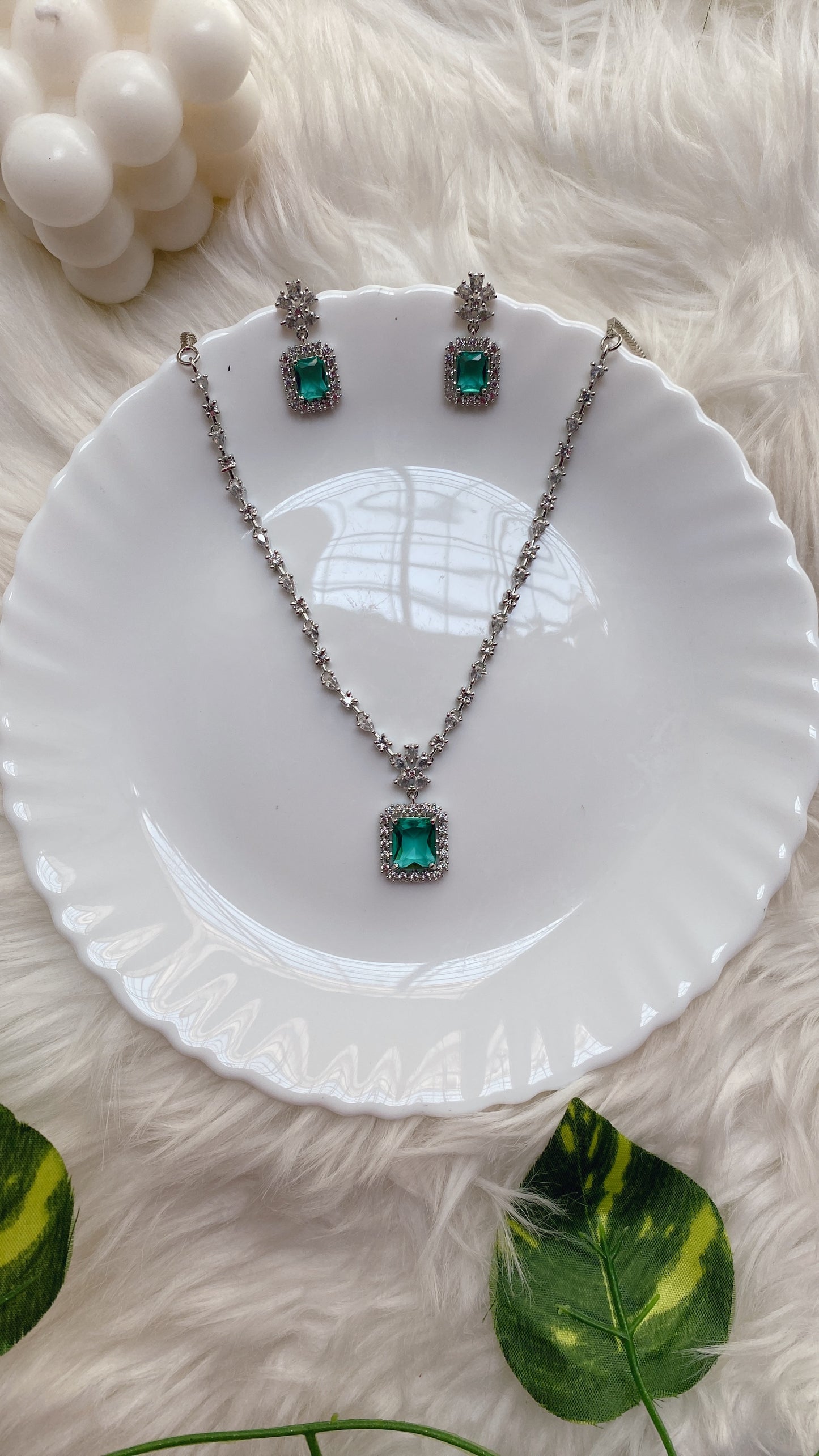 Green Regal Radiance Necklace Set