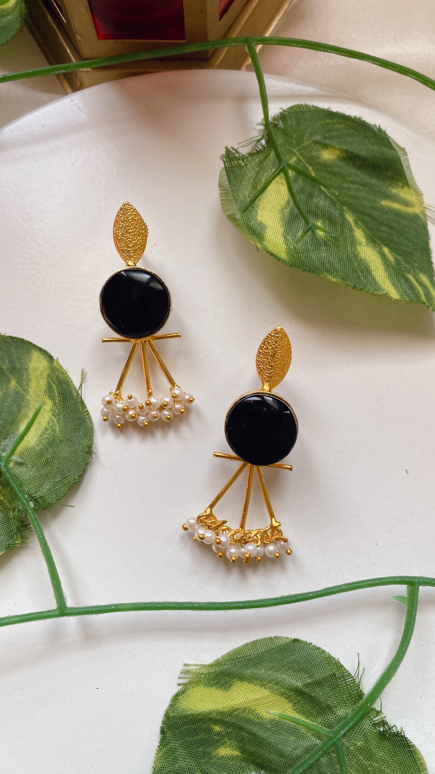 Esha pearly Earrings - Black
