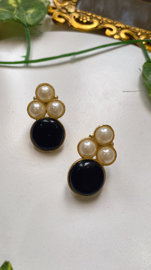 Kuhu Studs - Black