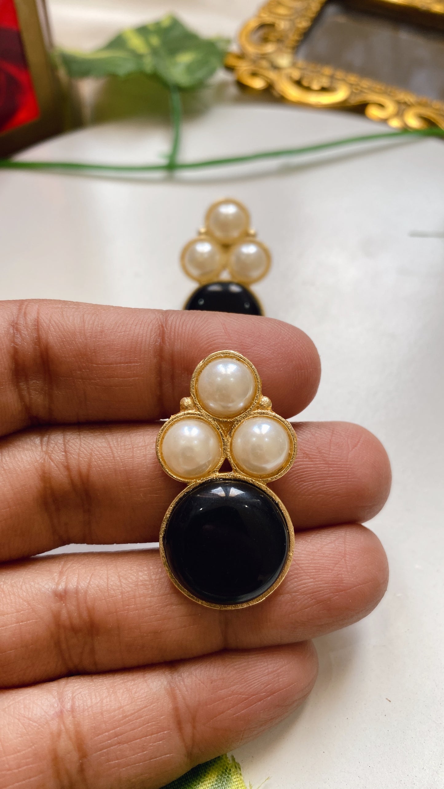 Kuhu Studs - Black